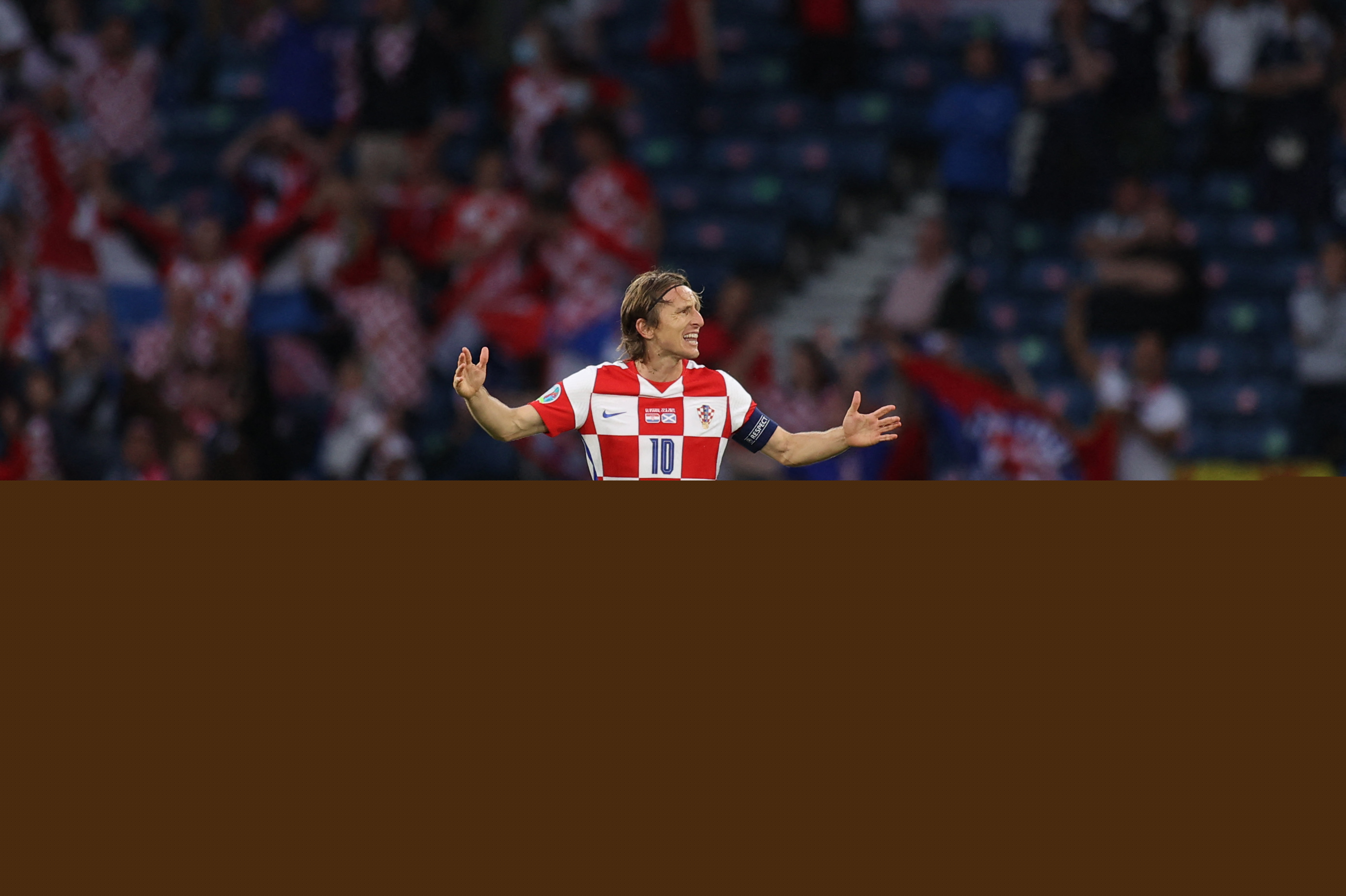 哈兰德晒与母亲、哥哥合照：老大、我和我哥