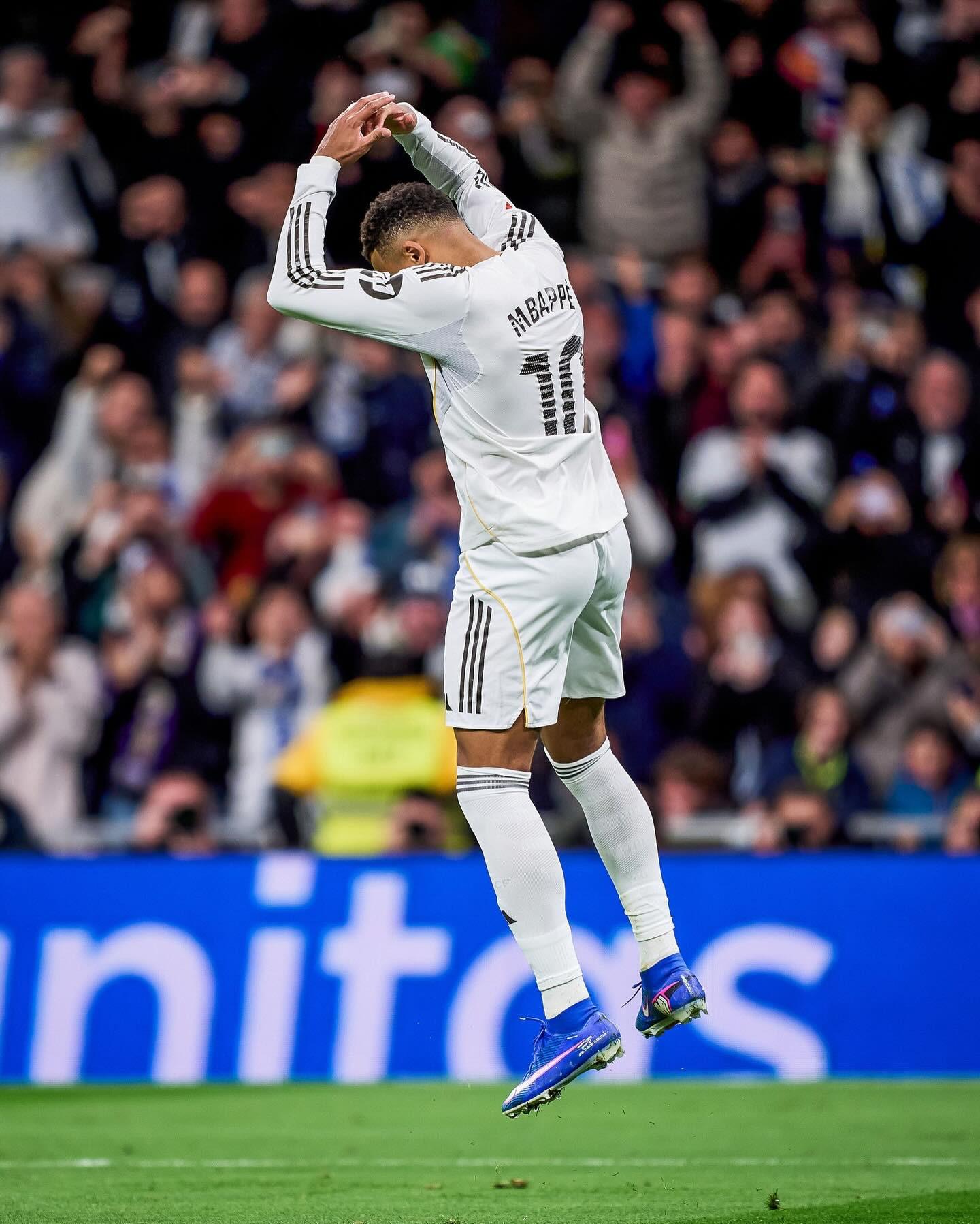 WTT香港总决赛选手城市照，王楚钦率先到达拍照地点