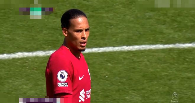 正随巴西在枪手基地训练，维尼修斯与多名阿森纳青训球员合影